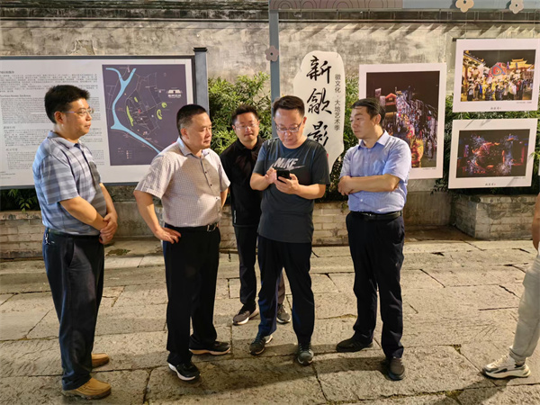 9月11日，汪凯书记夜间调研古城三期项目，对部分节点提升进行指导，黄山星空（中国）集团党委书记、董事长洪筱明，副总经理张高峰陪同调研。.jpg